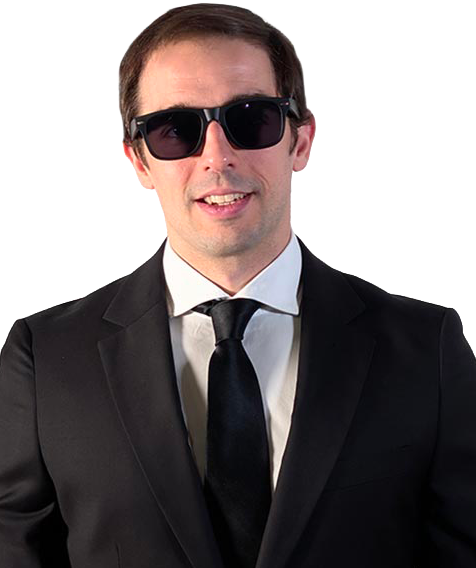 Emanuele De Angelis vestito con abito elegante in posa da man in black